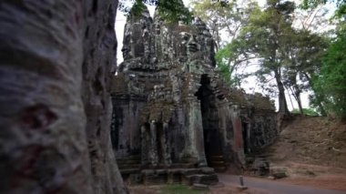 Siem Reap, Kamboçya-18 Nisan 2018: 4K, Büyük Khmer heykeli Siem Reap yakınlarındaki Angkor Thom tapınağı kompleksinin kuzey kapısının girişini süslüyor. Dev figür Kamboçya-Dan ormanında manzaralı