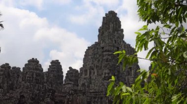 4K, Antik taş, Bayon tapınağının heykeline bakıyor. Angkor Thom, zengin dekore edilmiş bir Khmer tapınağı ile Asya 'nın popüler bir turistik merkezidir. Huzurlu taş yüzlü Kamboçya 'nın ünlü simgesi.