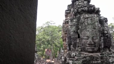 4K, Bodhisattva Avalokiteshvara 'yı gösteren Face kulesi. Angkor Thom 'daki Bayon Tapınağı' nda taştan yapılmış gülen yüzler. Kamboçya 'daki antik mimari heykeller. Siem 'de Khmer İmparatorluğu' nun mirası.
