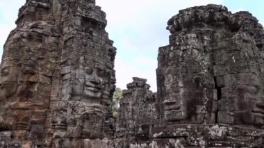 4K, Bodhisattva Avalokiteshvara 'yı gösteren Face kulesi. Angkor Thom 'daki Bayon Tapınağı' nda taştan yapılmış gülen yüzler. Kamboçya 'daki antik mimari heykeller. Siem 'de Khmer İmparatorluğu' nun mirası.
