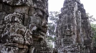 4K, Bodhisattva Avalokiteshvara 'yı gösteren Face kulesi. Angkor Thom 'daki Bayon Tapınağı' nda taştan yapılmış gülen yüzler. Kamboçya 'daki antik mimari heykeller. Siem 'de Khmer İmparatorluğu' nun mirası.