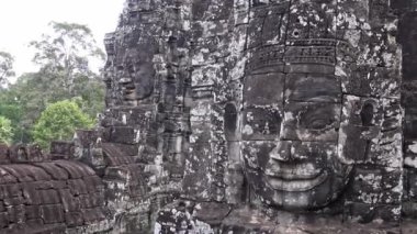 4K, Antik taş, Bayon tapınağının heykeline bakıyor. Angkor Thom, zengin dekore edilmiş bir Khmer tapınağı ile Asya 'nın popüler bir turistik merkezidir. Huzurlu taş yüzlü Kamboçya 'nın ünlü simgesi.