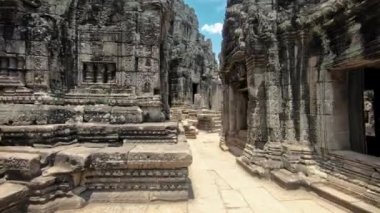 4K, Angkor Thom 'daki Bayon tapınağında antik taş duvar manzarası. Bodhisattva Avalokiteshvara 'yı tasvir eden yüz kuleleri. Kamboçya 'daki mimar heykelleri. Siem Reap 'te Khmer İmparatorluğu' nun Mirası
