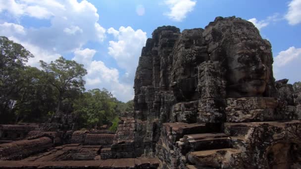 古代石头面对Bayon神庙的雕像 吴哥通是亚洲最受欢迎的旅游胜地 拥有富丽堂皇的高棉寺庙 柬埔寨著名的地标 有着平静的石面 — 图库视频影像