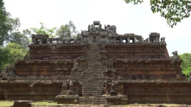 4K, Phimeanakas veya Vimeanakas, Khleang tarzında antik bir tapınaktır. Angkor Thom Kraliyet Sarayı 'nın duvarlı muhafazasının içinde. Kamboçya 'nın mimarisi. Siem Reap 'te Khmer İmparatorluğu' nun Mirası