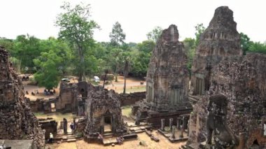 Siem Reap, Kamboçya-18 Nisan 2018: 4K, Pre Rup Prasat 'ı ziyaret eden turistler. Siyam Reap 'teki arkeolojik tapınak, Kamboçya' nın tarihi bölgesi. Doğu Baray, Asya 'nın popüler bir turistik merkezidir.