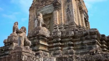4K, Stone Lion Guardian merdivenler boyunca mavi gökyüzü ve bulutlarla Pre Rup, Doğu Baray 'da. Siam Reap, Kamboçya 'daki arkeolojik tapınaktaki ihtiyatlı aslanların genel görüşü ve heykelleri.
