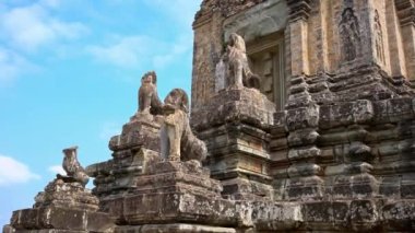 4K, Stone Lion Guardian merdivenler boyunca mavi gökyüzü ve bulutlarla Pre Rup, Doğu Baray 'da. Siam Reap, Kamboçya 'daki arkeolojik tapınaktaki ihtiyatlı aslanların genel görüşü ve heykelleri.