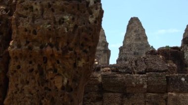 Angkor Wat kompleksindeki Hindu tanrı Shiva 'ya adanmış eski bir tapınağın ağır çekimleri. Kamboçya 'nın mimarisi. Siem 'de Khmer İmparatorluğu' nun mirası.