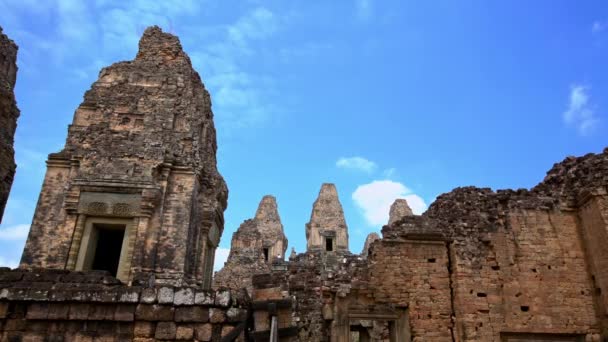 青い空と雲の階段に沿ってストーンライオンガーディアンプレラップ イーストベイで カンボジアのサイアム リアップにある考古学寺院の一般的な光景と警戒ライオンの像 Dan — ストック動画