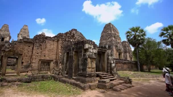 2018年4月18日 カンボジアのシェムリアップ観光客はPrerup Prasatを訪問します カンボジアの歴史的地域 サイアム リアップの考古学寺院 東バライはアジアの人気観光スポットです Dan — ストック動画
