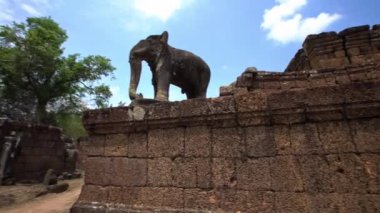 4K, Doğu Mebon Koruyucu fili. Angkor Wat kompleksindeki Hindu tanrı Shiva 'ya adanmış antik tapınaktaki fil heykeli. Kamboçya 'nın mimarisi. Siem 'de Khmer İmparatorluğu' nun mirası.