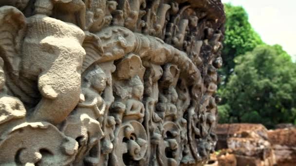 Lintelは アンコールのヒンズー教の神シヴァに捧げられた古代の寺院であるEast MebonのAiravataにIndraを示しています カンボジア建築 シェムリアップのクメール帝国の遺産 — ストック動画