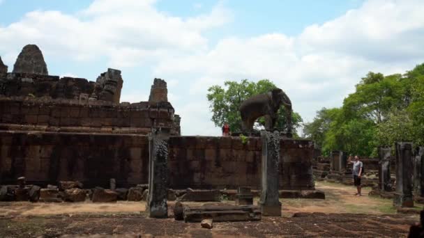 Siem Reap Cambodia April 2018 East Mebon Φύλακας Ελέφαντας Γλυπτική — Αρχείο Βίντεο