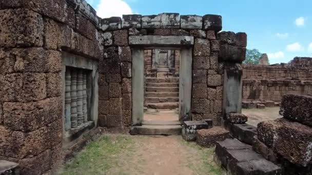 4Kは 東メボンの古代寺院でメインゲートは アンコールのヒンドゥー教の神シヴァに専用どのような複合体 カンボジアの建築家 シェムリアップのクメール帝国の遺産 — ストック動画
