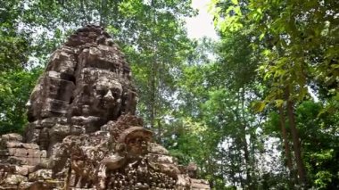 4K, Ta Som tapınağının yüz kuleleri. Angkor Thom 'da taştan yapılmış gülen yüzler. Kamboçya 'nın antik mimari heykelleri. Siem 'de Khmer İmparatorluğu' nun mirası.