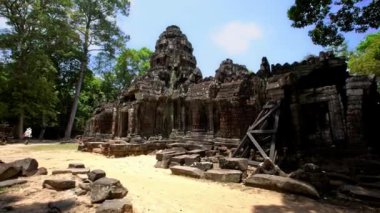 Siem Reap, Kamboçya-18 Nisan 2018: 4K, Turistler eski Hindu tapınağı Ta Som 'u ziyaret ederler. Arkeolojik tapınaklar. Angkor wat kompleksi Asya 'nın popüler bir turistik merkezidir.