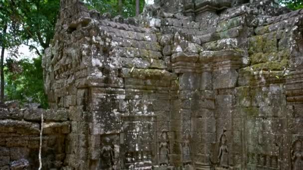 Древний Камень Стоит Перед Статуей Храма Сома Ангкор Является Популярной — стоковое видео