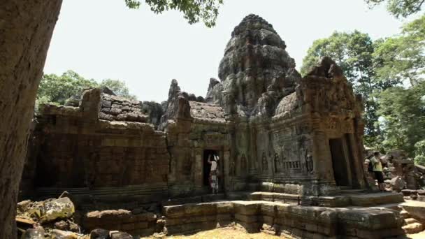 Siem Reap Καμπότζη Απριλίου 2018 Τουρίστες Επισκέπτονται Τον Αρχαίο Ινδουιστικό — Αρχείο Βίντεο