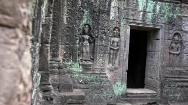 4K, galerinin kapısında iki koruma var. Ta Som tapınağındaki Hindu ve Budist mitolojisi Siem Reap, Kamboçya. Angkor-Dan şehrinde inşa edilen Kamboçya Tapınağı 'nın inşasına yardım