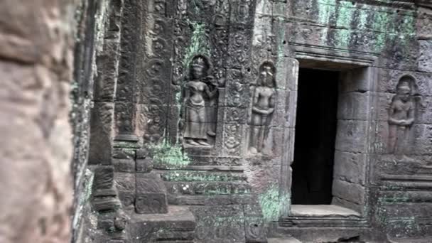 2人の警備員に囲まれたギャラリーの門 カンボジアのシェムリアップにあるTa Som寺院のヒンズー教と仏教の神話 アンコールダン市に建てられたカンボジアの寺院の建物のバス救済 — ストック動画