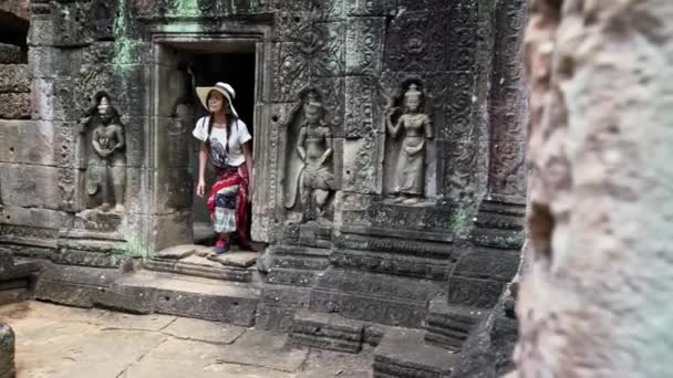 Gyönyörű Ázsiai Tegyen Egy Sétát Ősi Hindu Templomban Som Turista — Stock videók