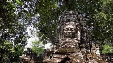 4K, Ta Som tapınağının yüz kuleleri. Angkor Thom 'da taştan yapılmış gülen yüzler. Kamboçya 'nın antik mimari heykelleri. Siem 'de Khmer İmparatorluğu' nun mirası.