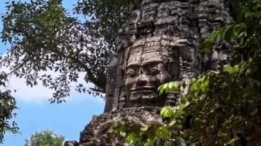 4K, Antik taş, Ta Som tapınağının heykeline bakıyor. Angkor Thom, zengin dekore edilmiş bir Khmer tapınağı ile Asya 'nın popüler bir turistik merkezidir. Huzurlu taş yüzlü Kamboçya 'nın ünlü simgesi.