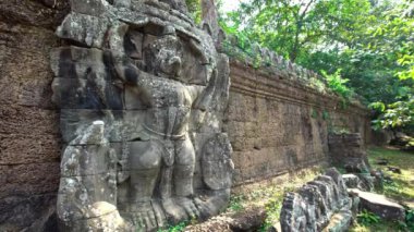 Preah Khan tapınağının duvarına 4K oyulmuş Garuda taşı. Hindu ve Budist mitolojisindeki efsanevi kuş yaratığı. Angkor Thom Kamboçya 'daki antik anıt kalıntıları. Asya-Dan 'de popüler turizm beldesi