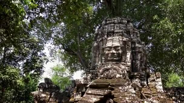 Ansiktstornen Som Templet Leende Ansikten Sten Angkor Thom Gamla Arkitekturstatyer — Stockvideo