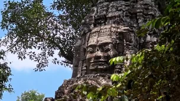 Som寺の古代の石の顔像 アンコールトムは 豪華な装飾されたクメール寺院とアジアの人気のある観光名所です 静かな石の顔を持つカンボジアの有名なランドマーク — ストック動画