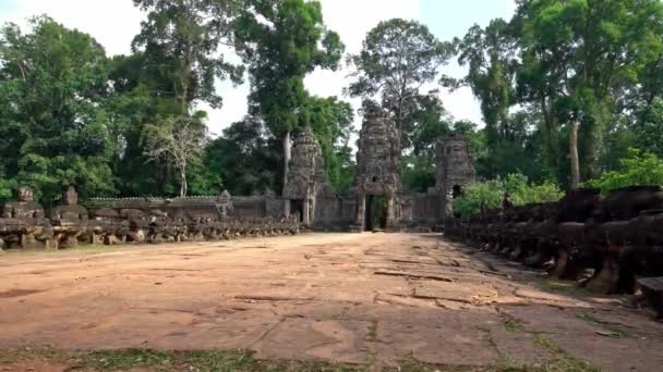 Preah Khan寺入口 柬埔寨吴哥窟的古迹遗址 宗教建筑是高棉帝国在暹粒附近建造的地标建筑 热门旅游目的地 — 图库视频影像