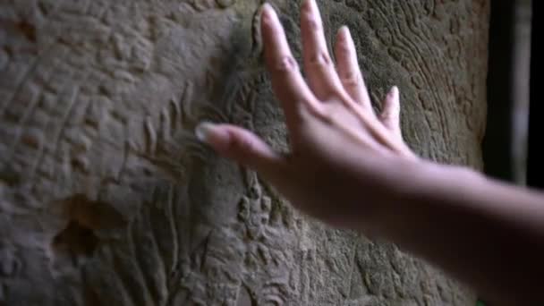 Тысячи Азиатских Женщин Прикасаются Древней Резьбе Украшенной Стенах Храма Преа — стоковое видео