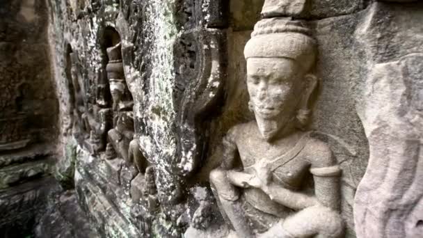 Preah Khanの彫刻構造 古代の彫刻は 世界遺産のアンコールトムの寺院の壁を飾る クメール帝国の建設に関するバスのレリーフや石の彫刻 カンボジア遺跡 Dan — ストック動画