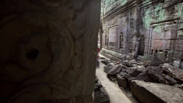 Hermosa Mujer Asiática Dar Paseo Antiguo Templo Hindú Preah Khan — Vídeo de stock