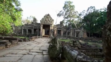 4K, Preah Khan tapınağının giriş kapısı. Bir muhafız heykeli olan kapı. Angkor Thom Kamboçya 'daki antik anıt kalıntıları. Dini mimari, Siem Reap yakınlarındaki binaları simgeliyor. Khmer İmparatorluğu. - Dan.