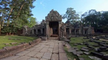 4K, Preah Khan tapınağının giriş kapısı. Bir muhafız heykeli olan kapı. Angkor Thom Kamboçya 'daki antik anıt kalıntıları. Dini mimari, Siem Reap yakınlarındaki binaları simgeliyor. Khmer İmparatorluğu. - Dan.