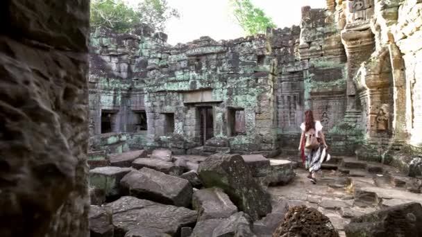 아름다운 아시아인 힌두의 프레아 신전에서 산책을 관광객인 소녀는 캄보디아에 고고학적 — 비디오