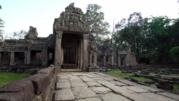 Preah Khan寺院への入り口のドア 1つのガード彫刻でゲート アンコール カンボジアの古代遺跡 シェムリアップの近くの宗教建築ランドマーク建物 クメール帝国 — ストック動画