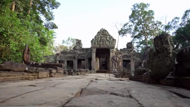 Preah Khan寺院への入り口のドア 1つのガード彫刻でゲート アンコール カンボジアの古代遺跡 シェムリアップの近くの宗教建築ランドマーク建物 クメール帝国 — ストック動画