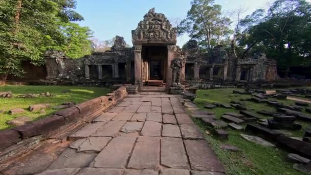 Preah Khan寺院への入り口のドア 1つのガード彫刻でゲート アンコール カンボジアの古代遺跡 シェムリアップの近くの宗教建築ランドマーク建物 クメール帝国 — ストック動画