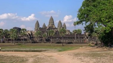 4K, Angkor Wat yandan izleniyor. Dünyadaki en büyük dini anıt. Mimari yapı, Khmer İmparatorluğu tarafından inşa edilen Siem Reap yakınlarındaki binaları simgeliyor. Kamboçya 'nın popüler turizm beldesi.