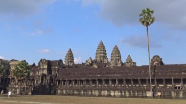 4K, Angkor Wat yandan izleniyor. Dünyadaki en büyük dini anıt. Mimari yapı, Khmer İmparatorluğu tarafından inşa edilen Siem Reap yakınlarındaki binaları simgeliyor. Kamboçya 'nın popüler turizm beldesi.
