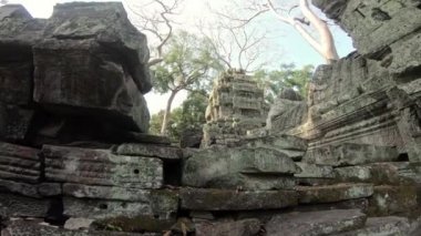 4K, Ta Phrom tapınağının enkaz yığını. Siem Reap Kamboçya 'daki arkeoloji parkı. Khmer İmparatorluğu tarafından inşa edilmiş. Yapı duvarları ibadethanenin içerisinden görüldüğü gibi - Dan