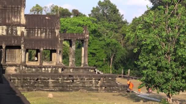 Siem Reap Kambodża Kwiecień 2018 Mnisi Spacerujący Wewnątrz Angkor Wat — Wideo stockowe