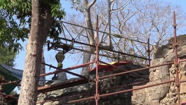 Siem Reap Kambodscha April 2018 Arbeiter Auf Dem Bau Mit — Stockvideo