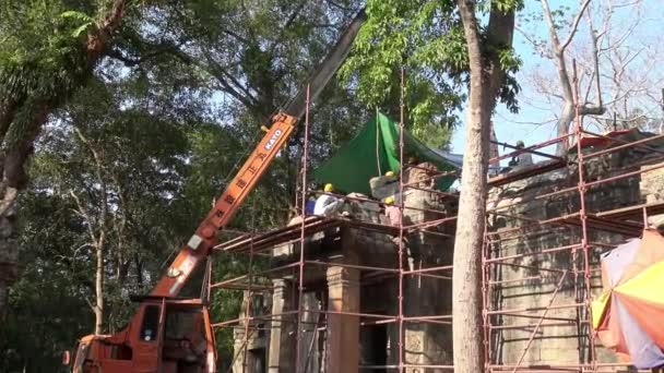 Siem Reap Kambodscha April 2018 Arbeiter Auf Dem Bau Mit — Stockvideo