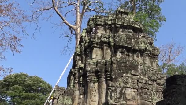 Siem Reap Kambodja April 2018 Vaktmästare Rengör Prohm Templet Personalen — Stockvideo