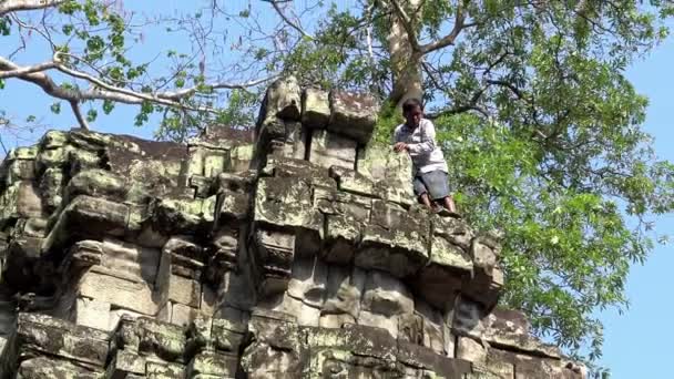 Siem Reap Cambodia April 2018 Caretaker Clean Prohm Temple 工作人员正在清理吴哥窟建筑群的一座塔楼 — 图库视频影像