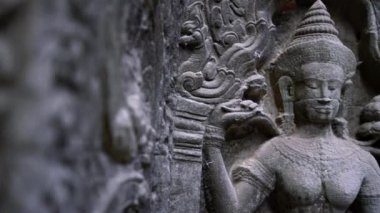 4K, Ta Prohm tapınağında Tanrı heykeli. Hinduizm 'de bir tanrı figürü. Angkor Thom Kamboçya 'daki antik anıt kalıntıları. Asya 'da Siem Reap yakınlarında popüler bir turizm beldesi.